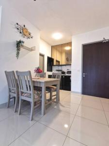 8 Traders Garden 1BR Pool View Internet Netflix
