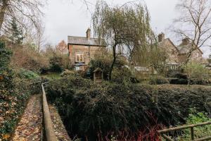 STATION COTTAGE - Unique Accommodation with River Flowing through Garden