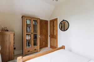 STATION COTTAGE - Unique Accommodation with River Flowing through Garden