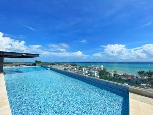 1BR condo de lujo a pasos del mar y de la 5ta avenida