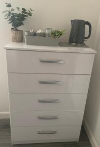 BYRON SQUARE COTTAGE