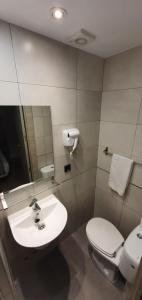 Single Room with Private Bathroom room in CH Otello Rooms - Madrid