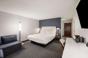 Guestroom King Room with Sofabed room in Sonesta Select Phoenix Chandler