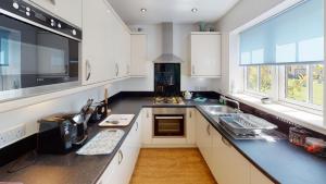 Anchor Down, The Bay, 2 bedrooms, patio, free parking, 2 small or 1 medium dog welcome