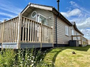 Lakeside Retreat at The Bay Filey, sleeps 4, 2 non-shedding dogs welcome for free