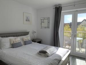 Prospect Cottage, The Bay, balcony, 2 bedrooms, patio, parking nearby, 2 dogs welcome