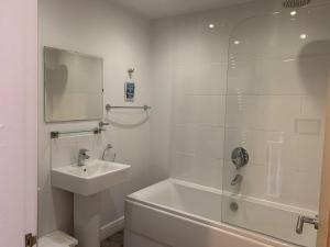 Prospect Cottage, The Bay, balcony, 2 bedrooms, patio, parking nearby, 2 dogs welcome