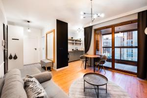 Grzybowska Luxury Apartment by BookingHost