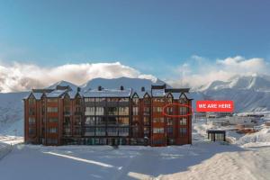 Luxurious 2BR apartment with mountainpiste view, close to main Gondola