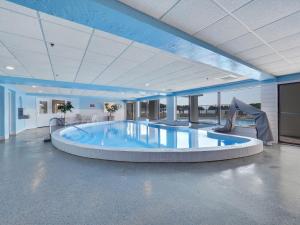 118D Edgewater Inn