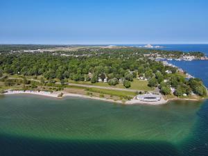 118D Edgewater Inn