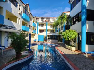 Full size 2 bedrooom 2 bath condo split