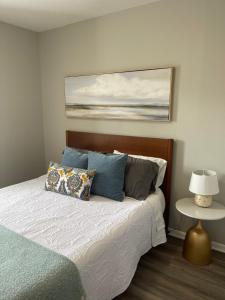 The Deannie Apt #6 - Simple and Homey 2bd w WiFi