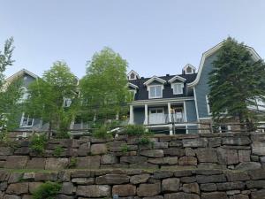 Chalet-Style Condo - 5 minutes to Lifts and village!
