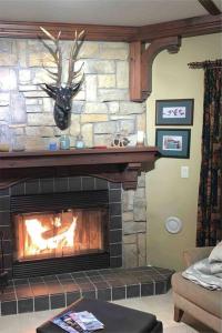 Chalet-Style Condo - 5 minutes to Lifts and village!