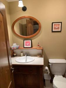 Chalet-Style Condo - 5 minutes to Lifts and village!