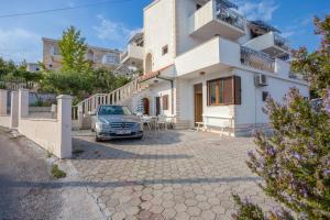 Apartments by the sea Slatine Ciovo 13298