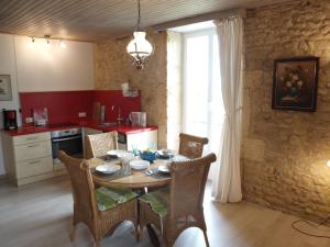 Maisons de vacances Cozy Cottage in Aquitaine with Private Swimming Pool : photos des chambres