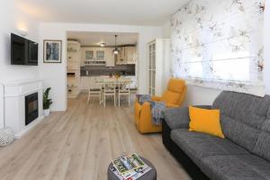 Apartments with parking space Kastel Gomilica, Kastela - 20245