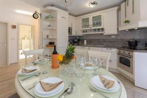 Apartments with parking space Kastel Gomilica, Kastela - 20245