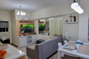 A cozy 2 bedroom condo in Metro