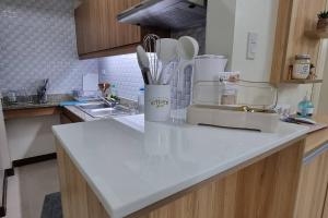 A cozy 2 bedroom condo in Metro