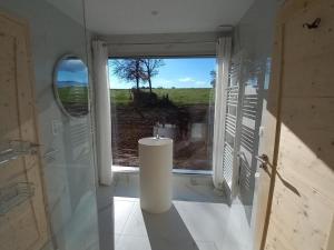 Maisons de vacances Gite Saint-Forgeux-Lespinasse, 6 pieces, 12 personnes - FR-1-496-7 : photos des chambres