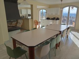 Villas Vaste villa en position dominante superbe vue lacs : photos des chambres