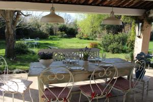 Villas Mas Les Romarins, 10 min d'Uzes, grand jardin, nid de repos et base pour activites dans le Gard, max 8 adultes et 4 enfants : photos des chambres