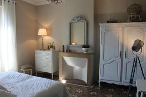 Villas Mas Les Romarins, 10 min d'Uzes, grand jardin, nid de repos et base pour activites dans le Gard, max 8 adultes et 3 enfants : Villa - Vue sur Jardin