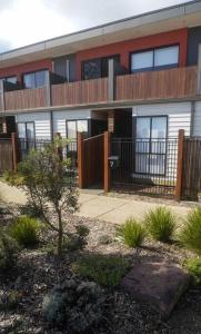 Modern air-conditioned 3-bedroom townhouse in centre of Cape Woolamai