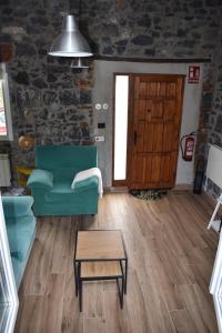 La Antigua Cuadra es un alojamiento de piedra y altos techos de madera con mucho encanto, jardín privado con barbacoa y acceso al río Asón