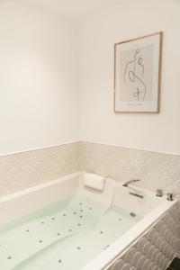 B&B / Chambres d'hotes Maison 1634 - Climatisation, piscine, parking, centre ville, petit-dejeuner compris : photos des chambres
