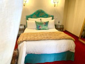 Hotels Le Chapeau Rouge : photos des chambres