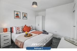 Wolverhampton - Amazing 3 Bedroom, Sleeps 6, Wi-Fi - JRR Stays