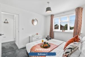 Wolverhampton - Amazing 3 Bedroom, Sleeps 6, Wi-Fi - JRR Stays