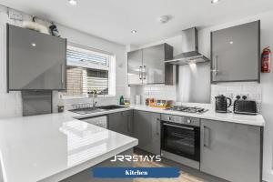 Wolverhampton - Amazing 3 Bedroom, Sleeps 6, Wi-Fi - JRR Stays