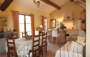 Maisons de vacances Beautiful Home In Pernes Les Fontaines With Wifi, Private Swimming Pool And Outdoor Swimming Pool : photos des chambres