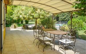 Maisons de vacances Beautiful Home In Pernes Les Fontaines With Wifi, Private Swimming Pool And Outdoor Swimming Pool : photos des chambres