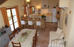 Maisons de vacances Beautiful Home In Pernes Les Fontaines With Wifi, Private Swimming Pool And Outdoor Swimming Pool : photos des chambres