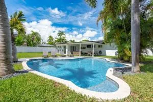 Delilas Chic 3 Bedroom 2 bath Abode with Heated Pool - The Cove