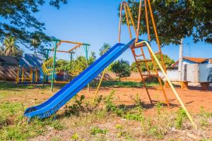 Casa com 2 suítes, cozinha completa , área de lazer, piscina infantil, 10 min do parque aquático