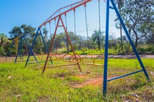 Casa com 2 suítes, cozinha completa , área de lazer, piscina infantil, 10 min do parque aquático
