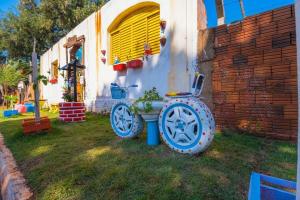 Casa com 2 suítes, cozinha completa , área de lazer, piscina infantil, 10 min do parque aquático