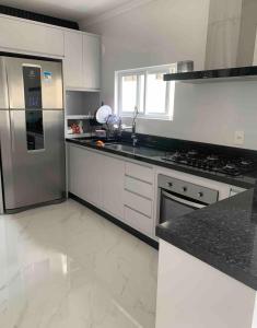 Apartamento 3 suítes a 100m do mar