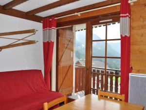 Appartement charmant près des pistes avec balcon et parking - FR-1-693-75