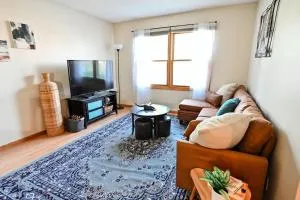 New Husker Listing 4bd 2b 15min walk to Stadium - Walton