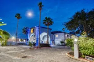 Super 8 by Wyndham Houston Webster NASA - 阿尔文