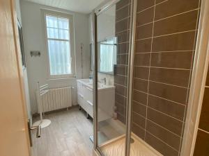 À 350 m de la plage, superbe T3 rénové avec terrasse et jardin, quartier calme, internet inclus - FR-1-433-92