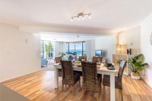 Portofino, 2,7 Laman St - Beautifully styled unit on first floor with stunning views, Air con, Wi-Fi and close to town